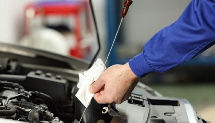 Mecánico midiendo el nivel de aceite de un motor